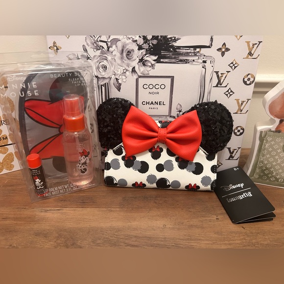 Disney Loungefly Minnie Mouse Polka Dot Wallet with Beauty Set - Picture 1 of 5